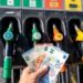 Alcune banconote euro e una pompa di benzina