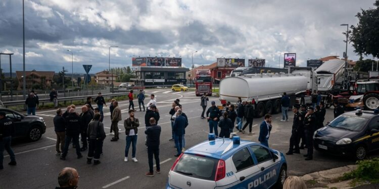 Il blocco degli autotrasportatori a Sant'Onofrio
