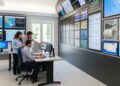 Una control room per i terremoti con studiosi intenti a controllare i sismografi e i dati
