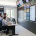 Una control room per i terremoti con studiosi intenti a controllare i sismografi e i dati