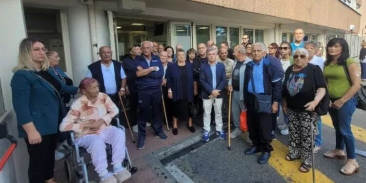 I pazienti dializzati di fronte al Gom di Reggio Calabria