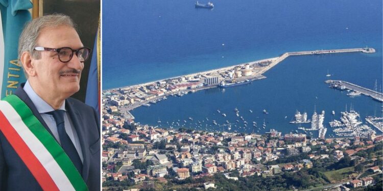 Il sindaco Enzo Romeo e una panoramica di Vibo Marina