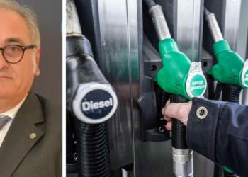 Santo Gagliardi (IdM) e un distributore di carburanti