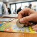 Una persona gioca al Gratta e Vinci