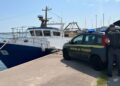 La Guardia di finanza controlla un peschereccio a Crotone
