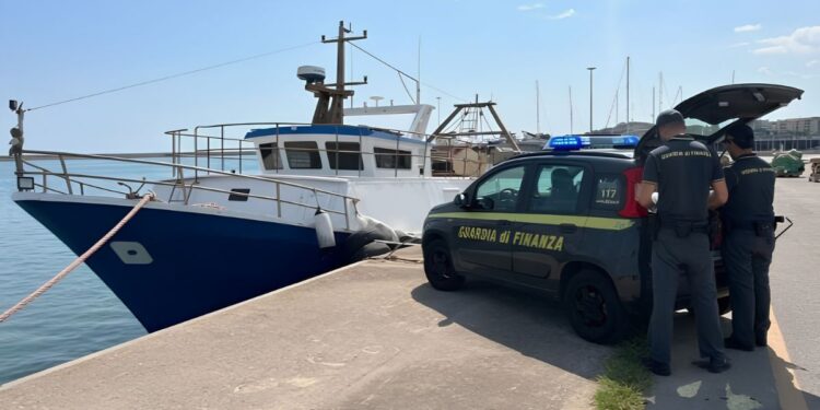 La Guardia di finanza controlla un peschereccio a Crotone