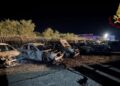 Le vetture distrutte da un incendio a Tarsia, in Calabria, all'interno di un autosalone