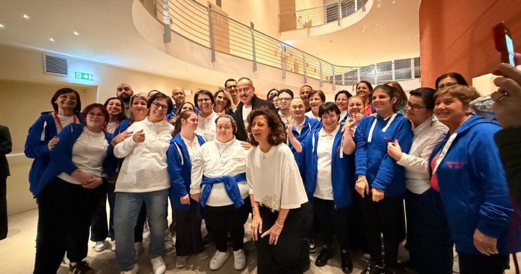 Massimo Lopez e i ragazzi dell'associazione Il Dono a Vibo Valentia
