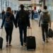 I passeggeri in aeroporto che si dirigono al gate per l'imbarco di un volo