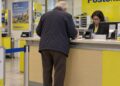 Un anziano ritira la pensione alle Poste italiane