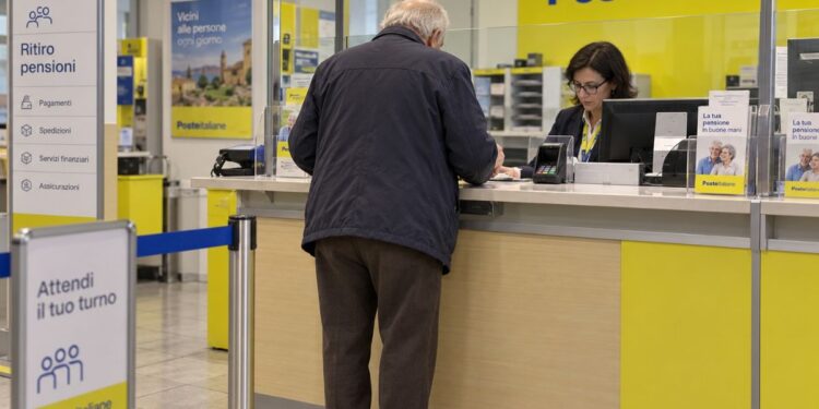 Un anziano ritira la pensione alle Poste italiane