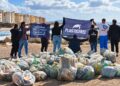 I volontari di Plastic Free e i detenuti impegnati nella pulizia delle spiagge