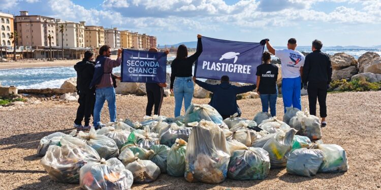 I volontari di Plastic Free e i detenuti impegnati nella pulizia delle spiagge