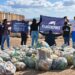 I volontari di Plastic Free e i detenuti impegnati nella pulizia delle spiagge