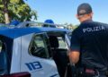 Un'agente della Polizia di Stato mentre esce da una volante
