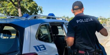 Un'agente della Polizia di Stato mentre esce da una volante