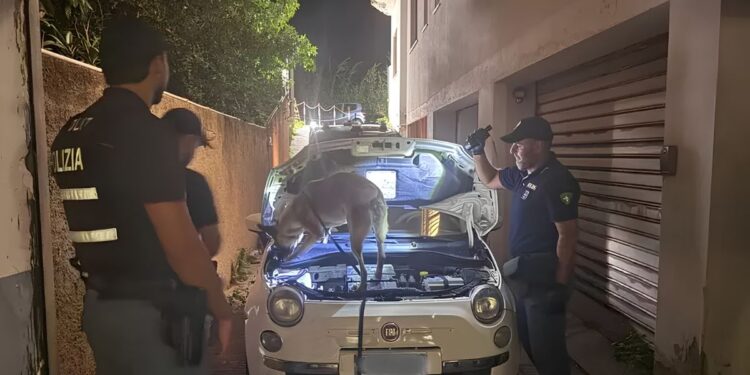 La Polizia di Stato con il cane antidroga Pablo