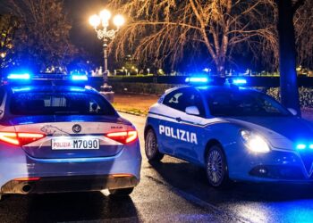 Due pattuglie della Polizia di Stato di notte