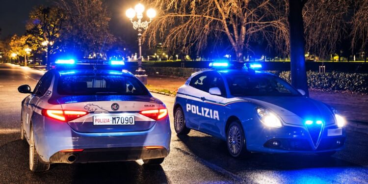 Due pattuglie della Polizia di Stato di notte