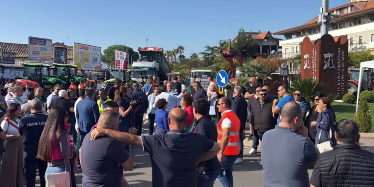 Una delle proteste in Calabria contro i rincari del costo del carburante