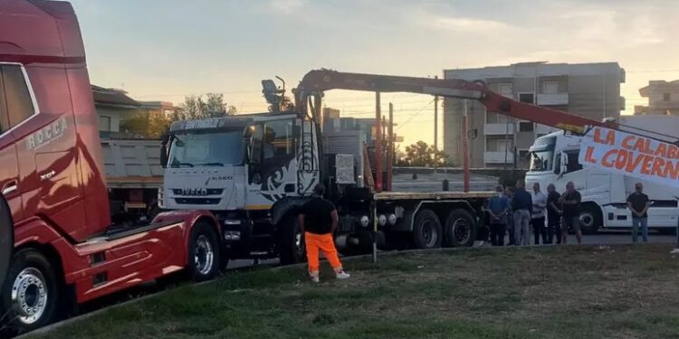 Bloccato lo svincolo sull'A2 a Falerna