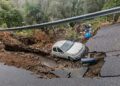 Maltempo nel Reggino, auto finisce in una voragine