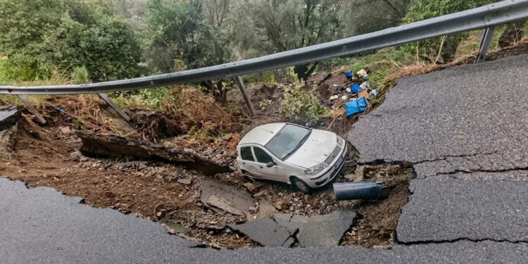 Maltempo nel Reggino, auto finisce in una voragine