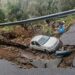 Maltempo nel Reggino, auto finisce in una voragine