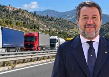 Il ministro Matteo Salvini e gli autotrasportatori incolonnati