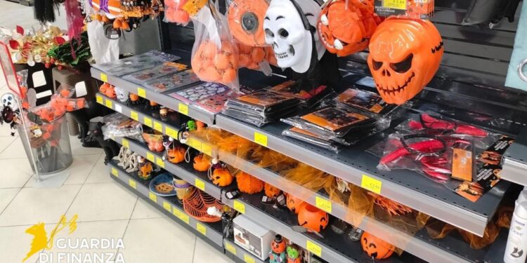 Alcuni articoli di Halloween sequestrati dalla Guardia di finanza nel Cosentino