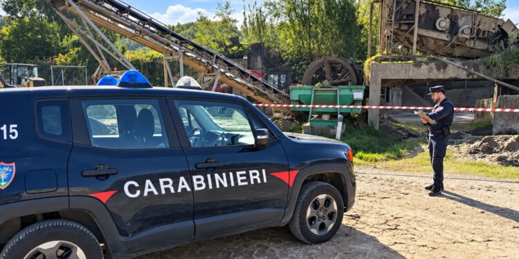 Il sequestro di un impianto di trattamento inerti nel Catanzarese, in Calabria, eseguito dai Carabinieri