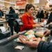 Una persona fa la spesa al supermercato, mostra pochi euro in cassa