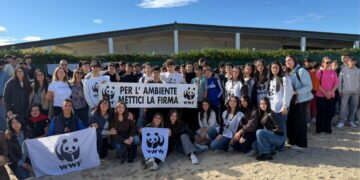 Gli studenti di Filadelfia impegnati nella pulizia della spiaggia di Colamaio a Pizzo