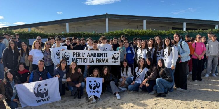 Gli studenti di Filadelfia impegnati nella pulizia della spiaggia di Colamaio a Pizzo