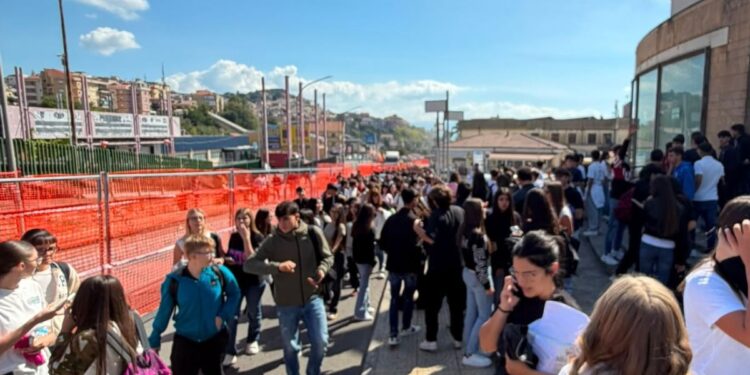 L'evacuazione degli studenti del Liceo "Berto" di Vibo Valentia a seguito di una fuga di gas