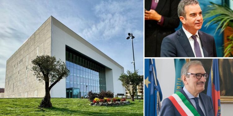 Il teatro comunale di Vibo Valentia, il sindaco Enzo Romeo ed il presidente della Regione Calabria, Roberto Occhiuto
