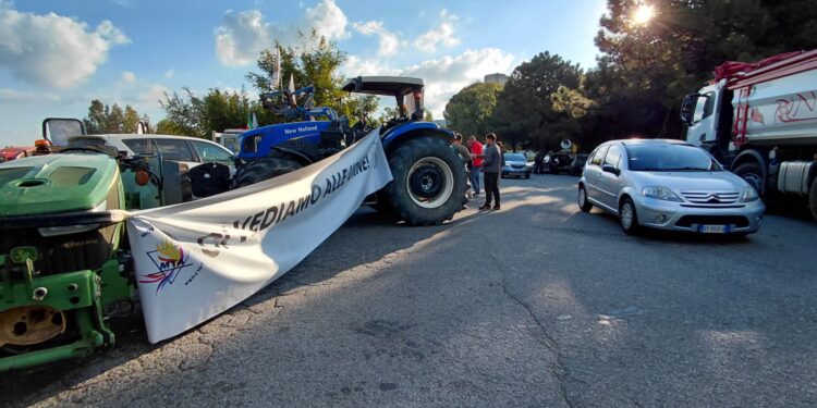 Agricoltori occupano i depositi di carburante Eni e Meridionale Petroli di Vibo Marina