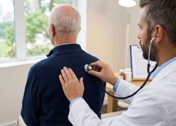 Un paziente insieme a un medico durante una visita
