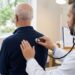 Un paziente insieme a un medico durante una visita